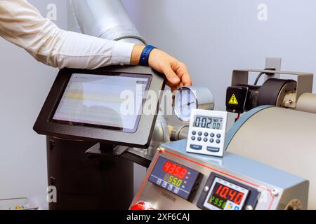 La tostatrice viene utilizzata per cuocere i chicchi di caffè crudi Foto Stock