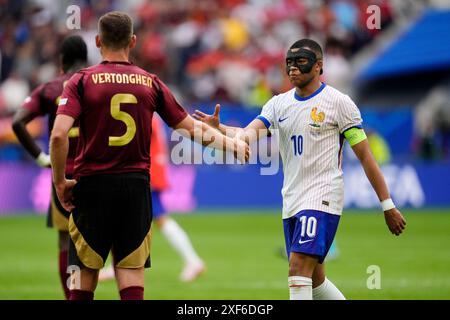 Il belga Jan Vertonghen (a sinistra) e il francese Kylian Mbappe si stringono la mano in seguito alla partita di UEFA Euro 2024, al round di 16 presso la Dusseldorf Arena di Dusseldorf, in Germania. Data foto: Lunedì 1 luglio 2024. Foto Stock