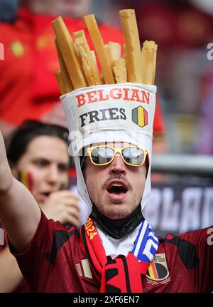 DUSSELDORF, GERMANIA - 01 LUGLIO: I tifosi belgi hanno preceduto il turno di UEFA EURO 2024 dei 16 incontri tra Francia e Belgio all'Arena di Düsseldorf il 1° luglio 2024 a Dusseldorf, Germania. Foto Stock