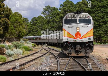 Grand Canyon, Arizona, USA - 21 giugno 2024; treno della Grand Canyon Railway al Parco Nazionale con locomotiva diesel EMD Foto Stock