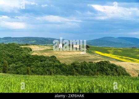 Val d'Orcia, Toscana, Italia - aprile 30 2024: Cappella della Madonna di Vitaleta tra due cipressi Foto Stock