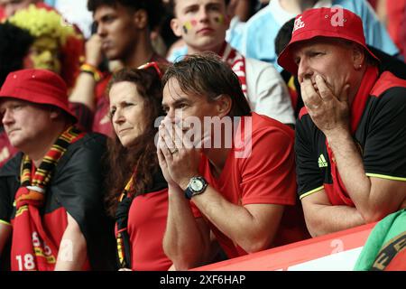 Dusseldorf, Germania. 1 luglio 2024. I tifosi e i tifosi belgi reagiscono durante una partita di calcio tra la Francia e la nazionale belga dei Red Devils, lunedì 01 luglio 2024 a Dusseldorf, in Germania, la partita dei sedici round dei campionati europei di UEFA Euro 2024. BELGA FOTO DIRK WAEM credito: Belga News Agency/Alamy Live News Foto Stock