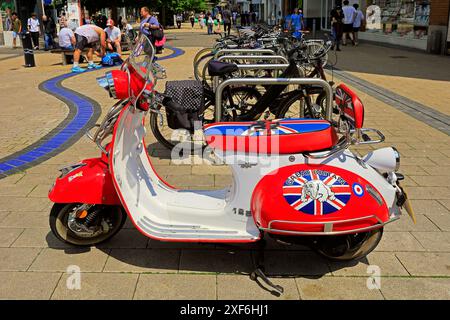 Scooter elegante e ben tenuto con verniciatura a tema inglese/The Jam Foto Stock