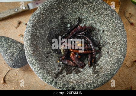 Molcajete per preparare salsa al peperoncino messicano Foto Stock