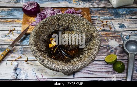 Molcajete per preparare salsa al peperoncino messicano Foto Stock