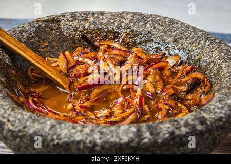 Molcajete per preparare salsa al peperoncino messicano Foto Stock