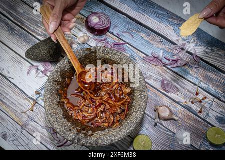 Molcajete per preparare salsa al peperoncino messicano Foto Stock