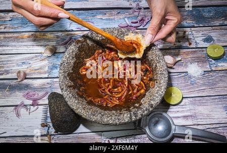 Molcajete per preparare salsa al peperoncino messicano Foto Stock