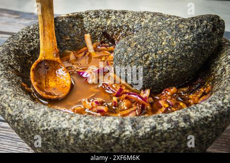 Molcajete per preparare salsa al peperoncino messicano Foto Stock