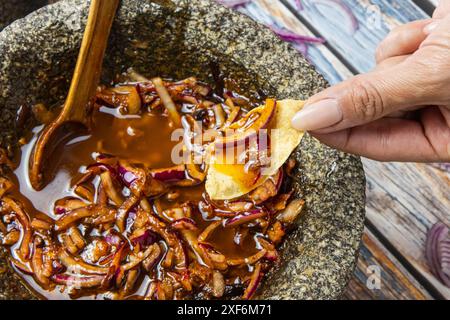 Molcajete per preparare salsa al peperoncino messicano Foto Stock