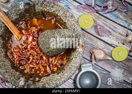 Molcajete per preparare salsa al peperoncino messicano Foto Stock