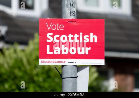 Votate il firmatario dei laburisti scozzesi durante la campagna elettorale del 2024, Clydebank, Scozia, Regno Unito Foto Stock