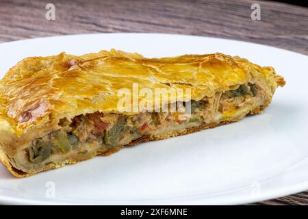 Delizioso pezzo di torta di tonno per pranzo. Foto Stock