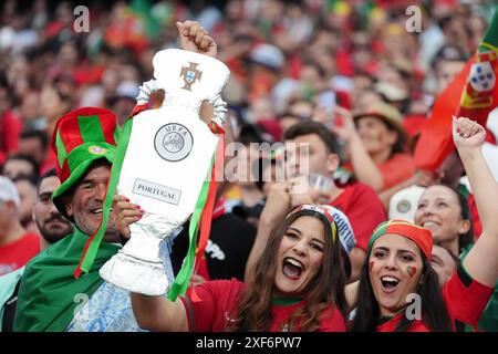 Tifosi portoghesi che hanno in palio una replica della Henri Delaunay Cup durante la partita UEFA Euro 2024, nella giornata di 16 partite all'Arena di Francoforte, in Germania. Data foto: Lunedì 1 luglio 2024. Foto Stock