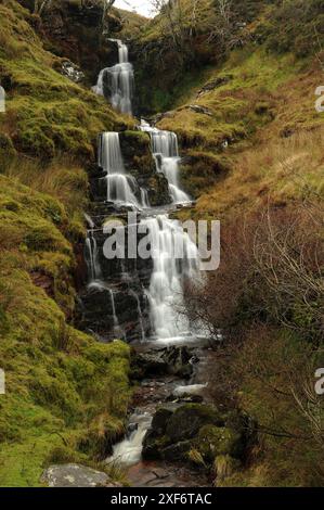 Nant yr Eira prima che passi sotto la A4059 da Penderyn. Foto Stock