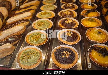 Crema pasticcera italiana crema Pasticcera con pistacchio e cioccolato, сuisine in Italia, biscotti e dolci Foto Stock