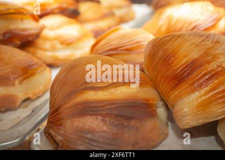 Sfogliatelle, dessert italiano con panna, caffè in Italia, Napoli Foto Stock