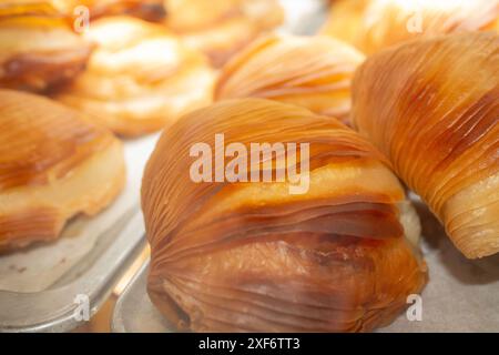 Sfogliatelle, dessert italiano con panna, caffè in Italia, Napoli Foto Stock