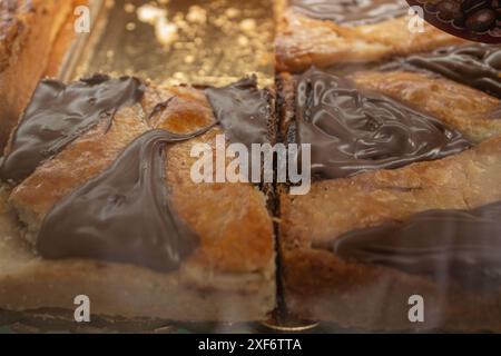 Torta italiana con cioccolato in pasticceria che è una caffetteria in Italia Foto Stock