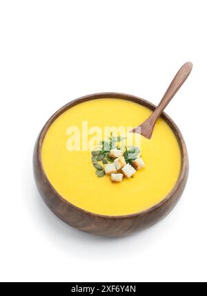 Zuppa di panna di zucca servita con crostini isolati su bianco Foto Stock