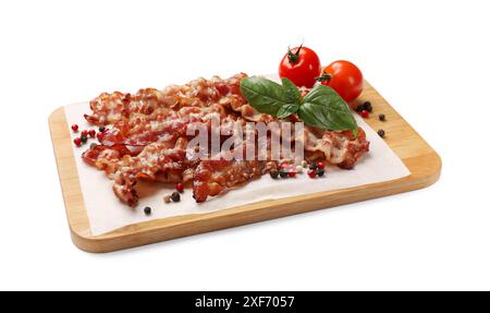 Fette di gustosa pancetta fritta, pomodori e spezie isolate su bianco Foto Stock