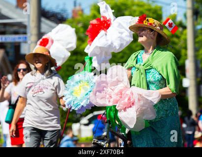 Toronto, Canada. 1 luglio 2024. Le persone partecipano alla Canada Day Parade 2024 a Toronto, Canada, il 1° luglio 2024. Crediti: Zou Zheng/Xinhua/Alamy Live News Foto Stock