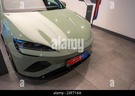 Vista frontale dell'auto elettrica New Sage Green BYD Seal, SUV produttore cinese in Studio, Elegance Vehicle in showroom, innovazione nell'industria automobilistica S Foto Stock