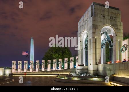 World War II Memorial di notte, Washington, D.. C, STATI UNITI. Foto Stock