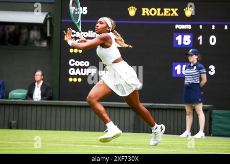 Londra, Regno Unito. 1 luglio 2024. Wimbledon: American Coco Gauff, la seconda testa di serie, in azione contro Caroline Dolehide della Francia nel primo round a Wimbledon Credit: Adam Stoltman/Alamy Live News Foto Stock