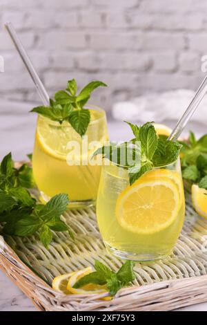 Il Limoncello Spritz è un cocktail leggero, rinfrescante e fresco preparato con liquore al limone, prosecco e acqua frizzante, menta e una fetta di limone. Foto Stock