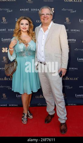 Theodora conti, Stefan Xander bei Harald Gloeoeckler Fashion Night im Loretta am Wannsee, Berlino. *** Theodora conti, Stefan Xander alla Harald Gloeoeckler Fashion Night a Loretta am Wannsee, Berlino Foto Stock