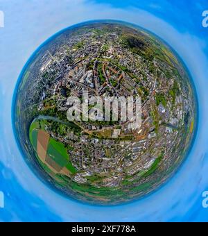 Vista aerea, panoramica della città e della pittoresca città vecchia di Kleve con le attrazioni di Schwanenburg, nonché il tribunale del quartiere e la corte locale, Schloßberg Foto Stock