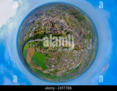 Vista aerea, panoramica della città e della pittoresca città vecchia di Kleve con le attrazioni di Schwanenburg, nonché il tribunale del quartiere e la corte locale, Schloßberg Foto Stock