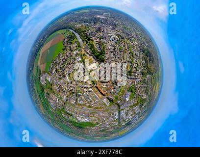 Vista aerea, panoramica della città e della pittoresca città vecchia di Kleve con le attrazioni di Schwanenburg, nonché il tribunale del quartiere e la corte locale, Schloßberg Foto Stock