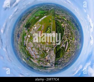 Vista aerea, centro commerciale Westfield Centro a forma di stella, vista generale di Neue Mitte con gasometer e Topgolf sul canale Reno-Herne e Emscher Foto Stock