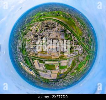 Vista aerea, lo stabilimento OQ Chemicals Ruhrchemie, dietro di esso un'area allagata e il fiume Emscher, sotto la zona industriale di Waldteich con Amazon ed Edek Foto Stock