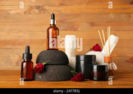 Composizione spa con splendide rose su sfondo in legno Foto Stock