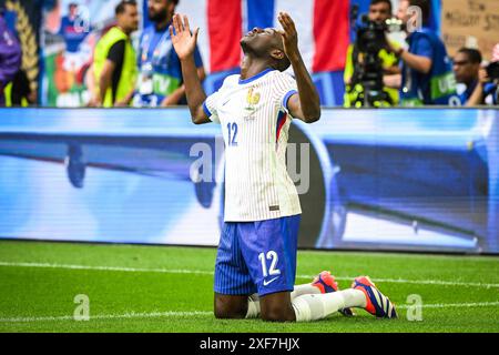 Dusseldorf, Germania. 1 luglio 2024. Randal KOLO MUANI di Francia celebra il suo gol durante la partita di UEFA Euro 2024 tra Francia e Belgio alla Merkur Spiel-Arena. La Francia ha vinto 1:0 . (Credit Image: © Matthieu Mirville/ZUMA Press Wire) SOLO PER USO EDITORIALE! Non per USO commerciale! Crediti: ZUMA Press, Inc./Alamy Live News Foto Stock