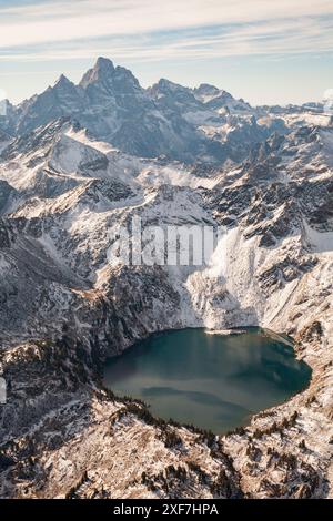 Stati Uniti, Wyoming, Grand Teton National Park. Aerea del lago d'alta montagna e della catena montuosa Teton Range. Foto Stock
