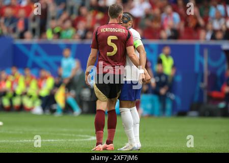 Dusseldorf, Germania. 1 luglio 2024. La Francia Kylian Mbappe si scontra con il belga Jan Vertonghen durante la partita dei Campionati europei UEFA del 16° turno alla Dusseldorf Arena di Dusseldorf. Il credito per immagini dovrebbe essere: Jonathan Moscrop/Sportimage Credit: Sportimage Ltd/Alamy Live News Foto Stock