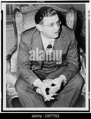 Il produttore cinematografico americano David o Selznick (1902-1965) durante un'intervista, New York, 1941. (Foto di Edward Lynch/New York World-Telegram e The Sun Newspaper Photograph Collection Foto Stock