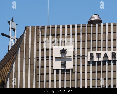 TOKYO, GIAPPONE - 16 giugno 2024: Dettaglio della parte superiore della Starbucks Reserve Roastery progettata da Kengo Kuma a Tokyo. Foto Stock