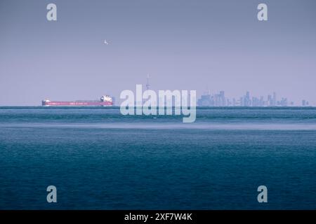 CN Tower e il centro di Toronto, vista dall'altra parte del lago Ontario da St Catharines Foto Stock