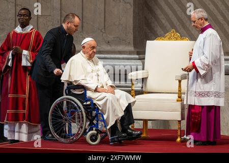 Città del Vaticano, Vaticano. 29 giugno 2024. Papa Francesco arriva nella Basilica di San Pietro per presiedere la messa del giorno di San Pietro e Paolo. Papa Francesco presiede una messa nel giorno di San Pietro e Paolo e ha conferito il Pallio a 42 nuovi arcivescovi metropoliti nella Basilica di San Pietro in Vaticano. La festa del giugno 29 degli apostoli Pietro e Paolo, patroni di Roma. (Credit Image: © Stefano Costantino/SOPA Images via ZUMA Press Wire) SOLO USO EDITORIALE! Non per USO commerciale! Foto Stock