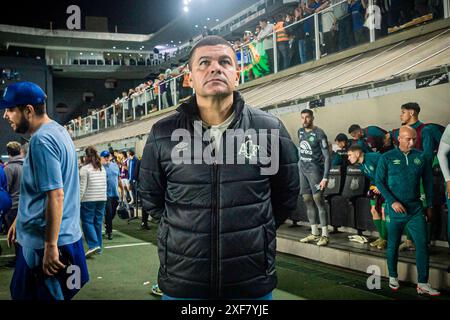 Santos, Brasile. 1 luglio 2024. Umberto Louzer durante la partita tra Santos e Chapecoense, valida per la tredicesima prova del Campionato brasiliano di calcio serie B 2024, tenutasi presso lo stadio Urbano Caldeira (Vila Belmiro), a Santos sulla costa sud dello stato di São Paolo, questo lunedì, 1 luglio 2024. Crediti: Anderson Lira/FotoArena/Alamy Live News Foto Stock