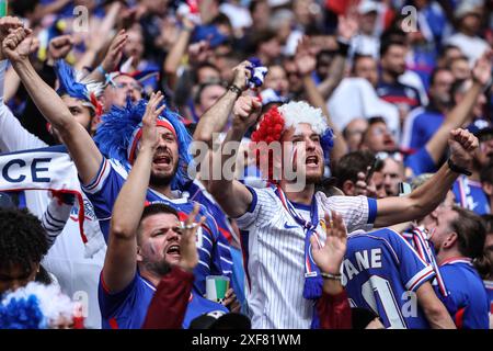 Duesseldorf. 1 luglio 2024. I tifosi francesi reagiscono durante il turno di UEFA Euro 2024 di 16 partite tra Francia e Belgio a Duesseldorf, Germania, il 1° luglio 2024. Crediti: Pan Yulong/Xinhua/Alamy Live News Foto Stock