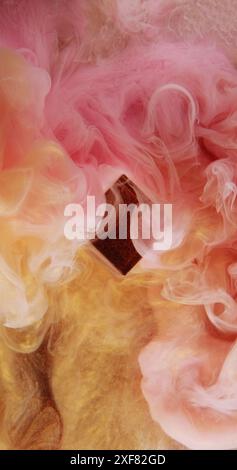 Nebbia glitter. Spruzzi d'acqua. Sfocatura miscela di vernice rosa-giallo trama di vapore a cubo di flusso sfondo artistico astratto con spazio di copia. Foto Stock