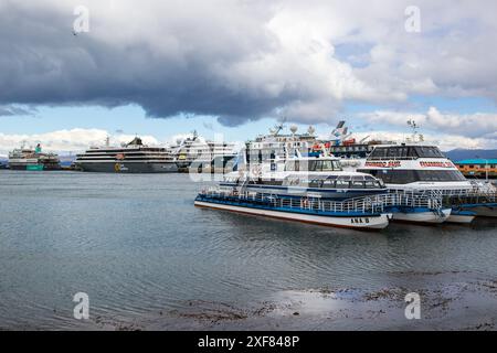 Navi da crociera e barche turistiche nel porto di Ushuaia, Argentina, mercoledì 15 novembre 2023. Foto: David Rowland / One-Image.com Foto Stock