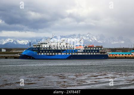 La nave da crociera Ocean Victory è ormeggiata nel porto di Ushuaia, Argentina mercoledì 15 novembre 2023. Foto: David Rowland Foto Stock