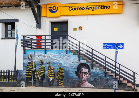 Un murale sul muro presso l'ufficio postale di Ushuaia, Argentina, mercoledì 15 novembre 2023. Foto: David Rowland / One-Image.com Foto Stock